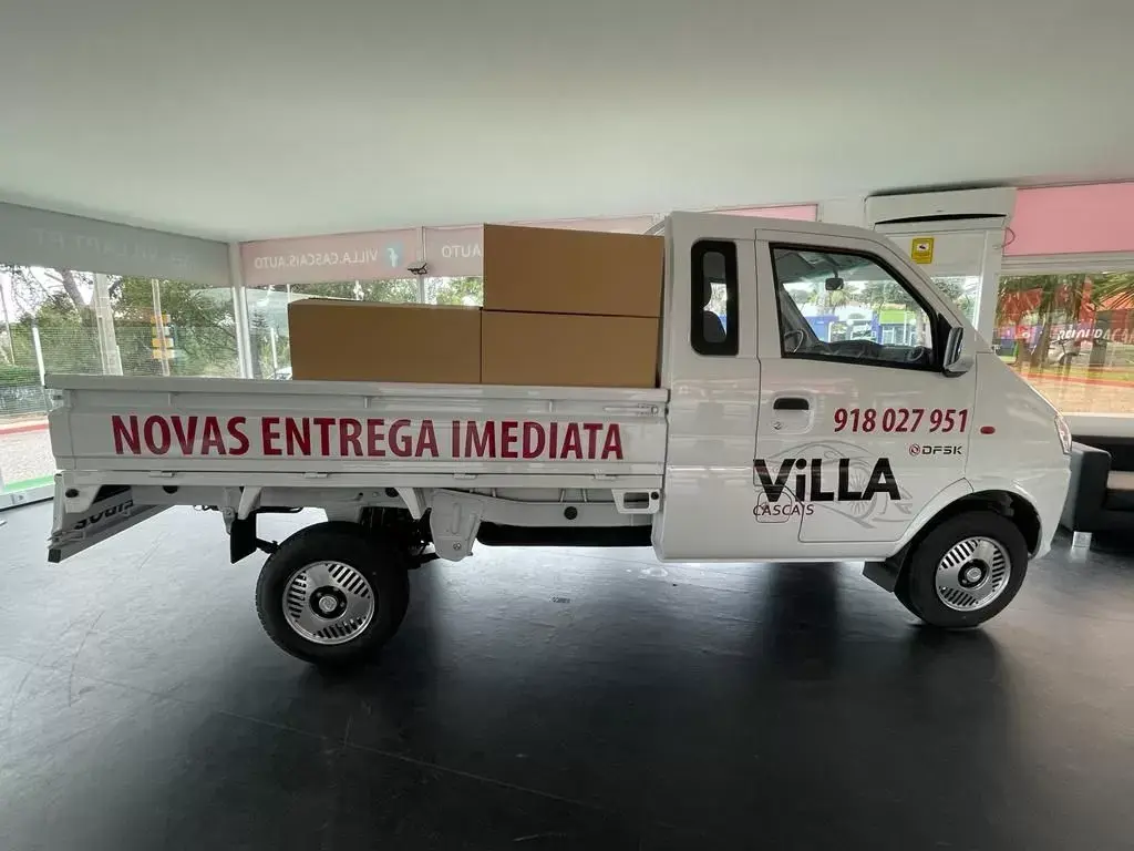 Comercial DFSK K01 XL com a inscrição «Novas, entrega imediata» no stand ViLLA