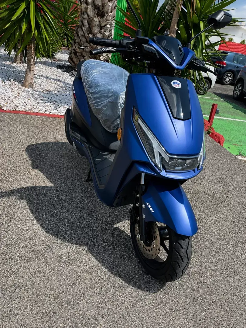 Scooter 125 cc azul, fotografia 1 de 5